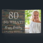 Lona Rustic Wood 80 So What 80th Birthday Photo<br><div class="desc">Rustic Wood 80 Así que, ¿Qué es el cartel de la Fiesta de fotos de los 80 años? Gran señal para la fiesta de cumpleaños 80 con una foto personalizado, inspiradora y graciosa cita 80 así que qué y texto en escritura a la moda con un nombre. El fondo es...</div>