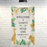 Lona Safari Wild One First Birthday Fiesta Ecru Bienven<br><div class="desc">Este cartel de bienvenida de fiesta de cumpleaños con temática de safari en la jungla incluye animales de Relieve metalizado de imitación dorados (jirafa, león y monos), follaje de oro y jungla verde, y una rociada de confeti de oro en un fondo crudo. Las palabras "Bienvenidos a la fiesta de...</div>