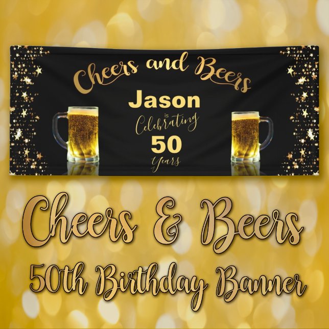 Lona Saludos y cervezas 50 cumpleaños (Cheers & Beers Celebrating 50th Birthday Banner in Black and Gold featuring 2 frosty mugs of beer.)