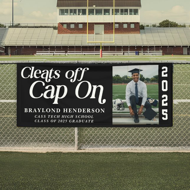 Lona Se Limpia, Foto De Graduación Del Atleta (Cleats Off Cap On Athlete Graduation Banner)