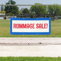 ¡Venta de Rummage! Banner rojo blanco y azul