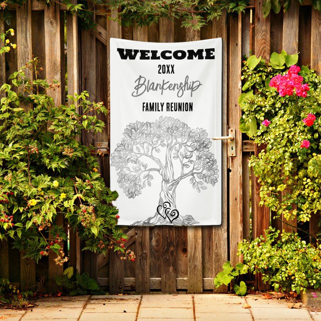 Lona Viejo árbol gris de la unión familiar en Personali (Welcome family on a vertical format reunion banner with rustic gray tree on a white background.
)