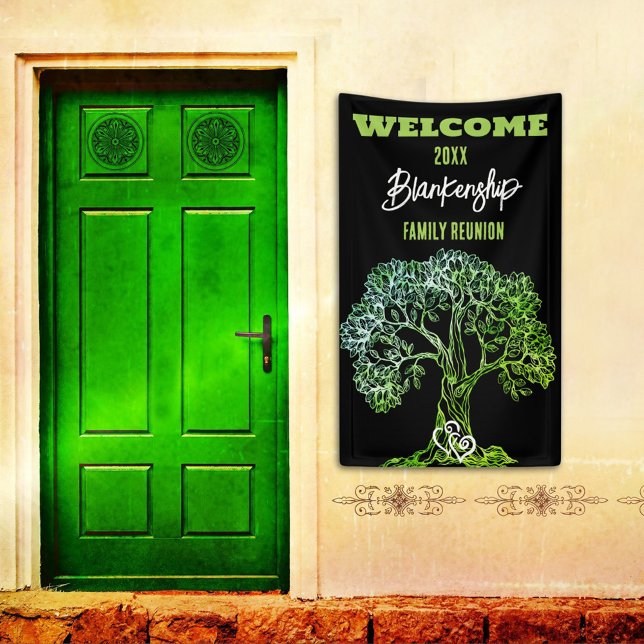 Lona Viejo árbol verde de Reunión Familiar en Personali (Welcome family on a vertical format reunion banner with rustic green tree on a black background.
)