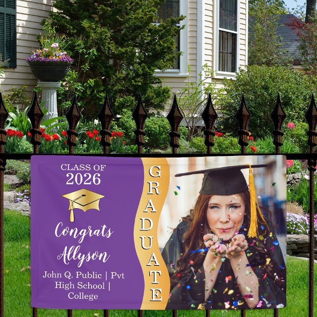 Lona Violeta | Foto de Ola de Graduados de Oro (Classy Modern Purple and Gold Tone "Graduate" Grad Cap Graduation Party Banner )