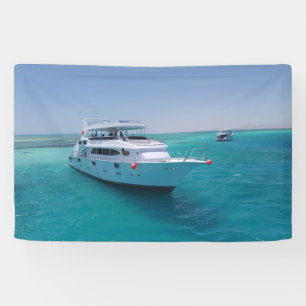 Lona Yate blanco con nieve cerca de la isla blanca en e