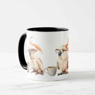 Loro blanco disfrutando de una taza de café.