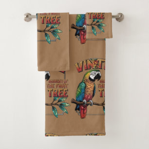 Loro resplandeciente en rama de árbol de frutas
