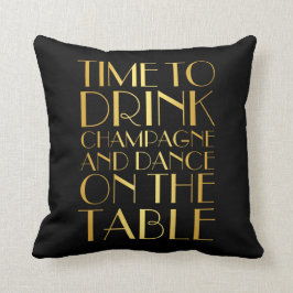 los años 20 miden el tiempo para beber la almohada