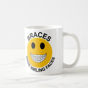 Los apoyos hacen la taza de café sonriente de las