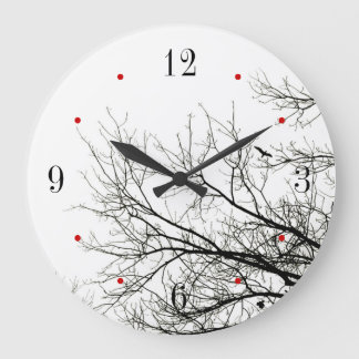 Los árboles siluetean el reloj de pared blanco y