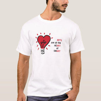 Los artes están en el corazón de camiseta elegante