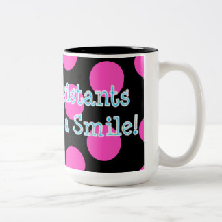 los ayudantes de dentista lo hacen con una taza de