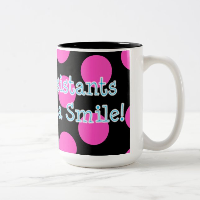 los ayudantes de dentista lo hacen con una taza de (Derecha)