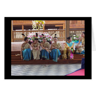 ¡Los bailarines tradicionales tailandeses se toman