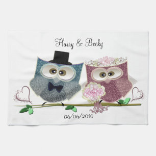 Los búhos lindos de la boda personalizan la toalla