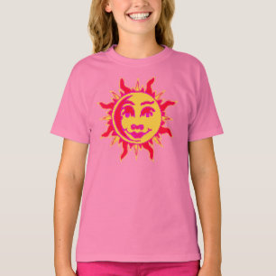 Los chicas cupieron la camiseta con el adorno de