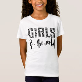 Los chicas funcionan con la camiseta del mundo