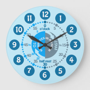 Los chicos aprenden a contar el reloj de pared gri