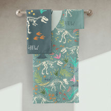 Los chicos recortan el patrón fósil de dinosaurios