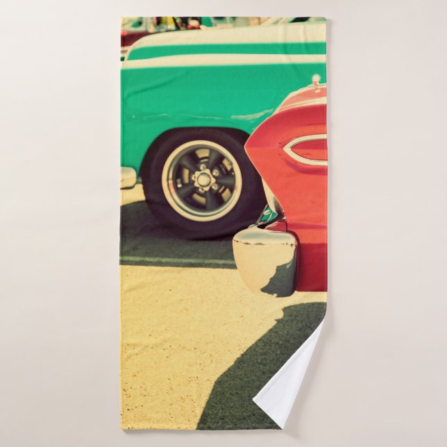 Los coches clásicos aparcados en un vagón de carre (Toalla de baño)