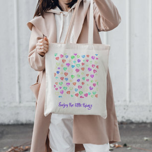 Los corazones de amor de color forman la bolsa de 