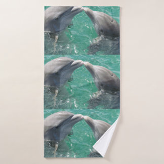 Los delfines marinos nadan en el destino del desti