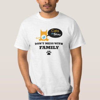 Los gatos a permanecer no ensucian con la camiseta