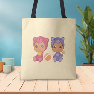 Los gemelos bebés llevan traje de gato en la bolsa