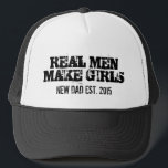Los hombres de verdad hacen sombrero para camioner<br><div class="desc">Los hombres de verdad hacen a los chicas camioneros sombrero para el nuevo padre. Cita graciosa para un nuevo papá orgulloso establecido en 2021, 2022 etc. año de fecha de nacimiento del personalizable. Tipografía masculina vintage con letras desvanecidas. Idea de regalo para el futuro padre de chica de recién nacido...</div>