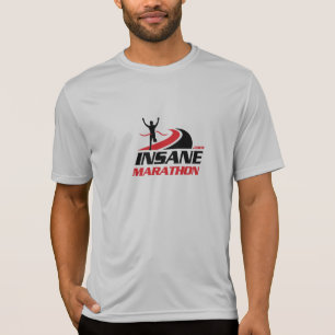 Los hombres secan la camiseta apta