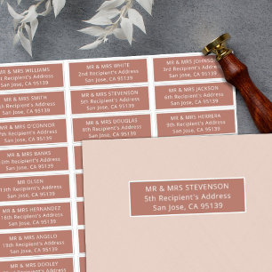 Los huéspedes bodas sencillos dirigen las etiqueta