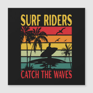 Los jinetes de surf atrapan las olas