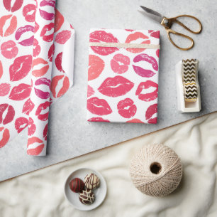 Los labios de beso adoran el papel de envolver
