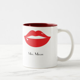 Los labios rojos lúcidos y la taza de una novia lu