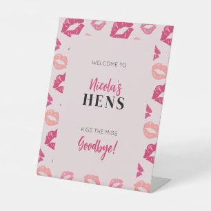 Los labios rosas besan la señal de bienvenida de M