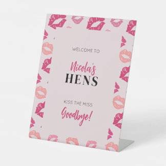 Los labios rosas besan la señal de bienvenida de M