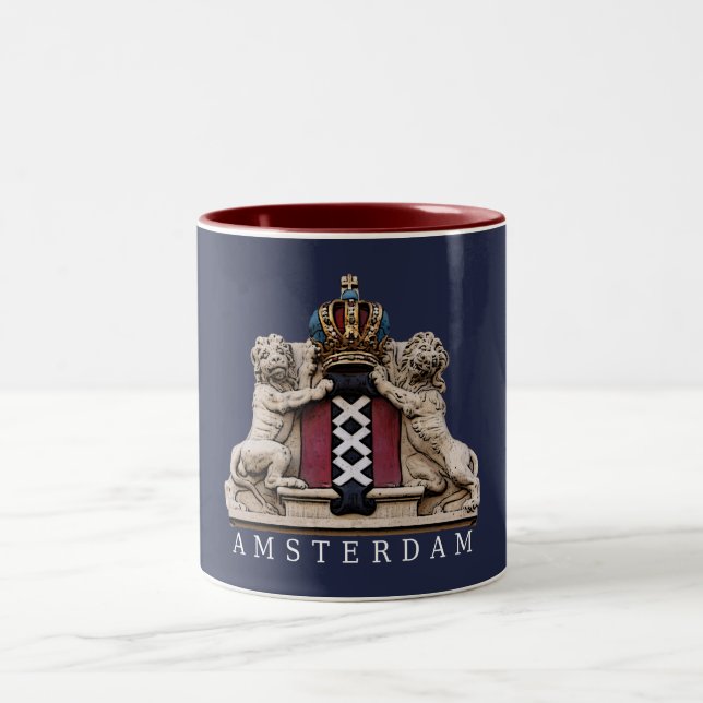 Los leones de Amsterdam guardan la taza del 2-Tono (Centro)
