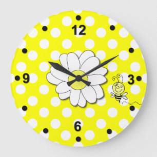 Los lunares lindos y manosean el reloj de pared de