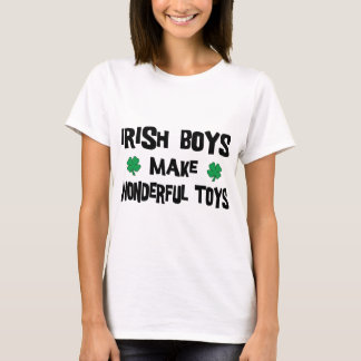 Los muchachos irlandeses hacen la camiseta