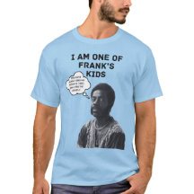 Los niños de Frank lucen camiseta azul/texto negro