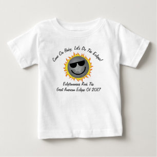 Los niños hacen la camisa del eclipse