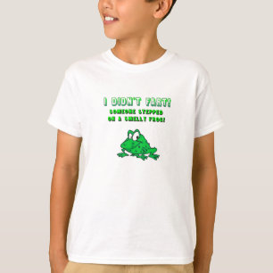 Los niños huelen camiseta de rana