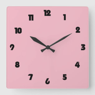 Los números negros grasos en el reloj de pared ros