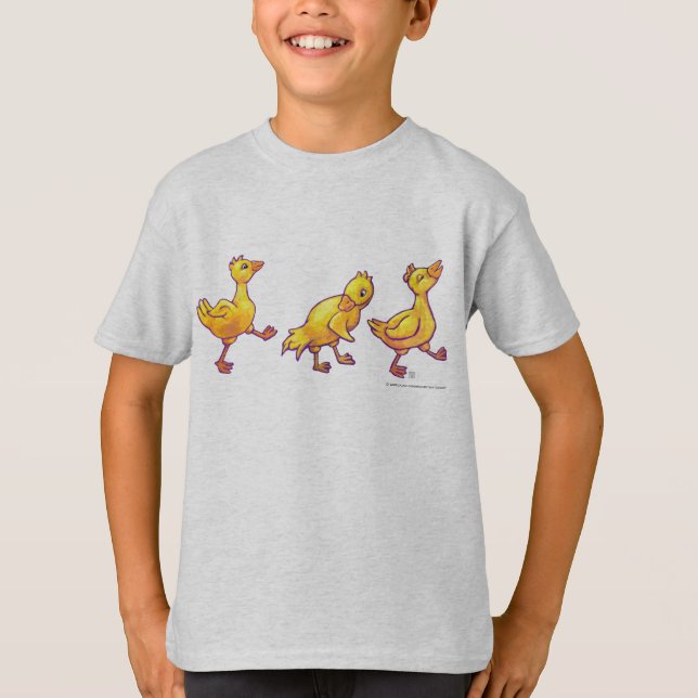 Los patos en una fila embroman la camiseta (Anverso)