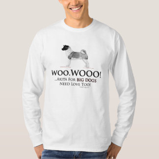 Los perros grandes de Akita necesitan la camiseta