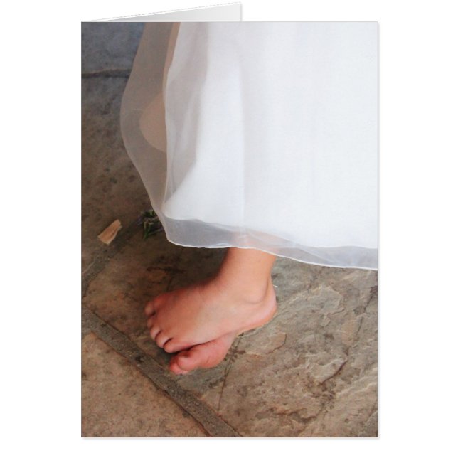 los pies desnudos de la pequeña niña, vestido de p (Frente)