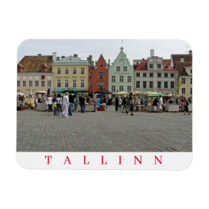 Los puestos del mercado de Tallinn miran el imán 