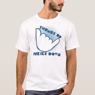 Los pulgares de los hombres suben la camisa de los