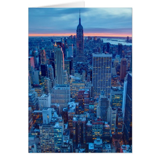 Los rascacielos de Manhattan se encienden (Frente)