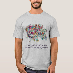 Los tornillos caen en la camiseta gris